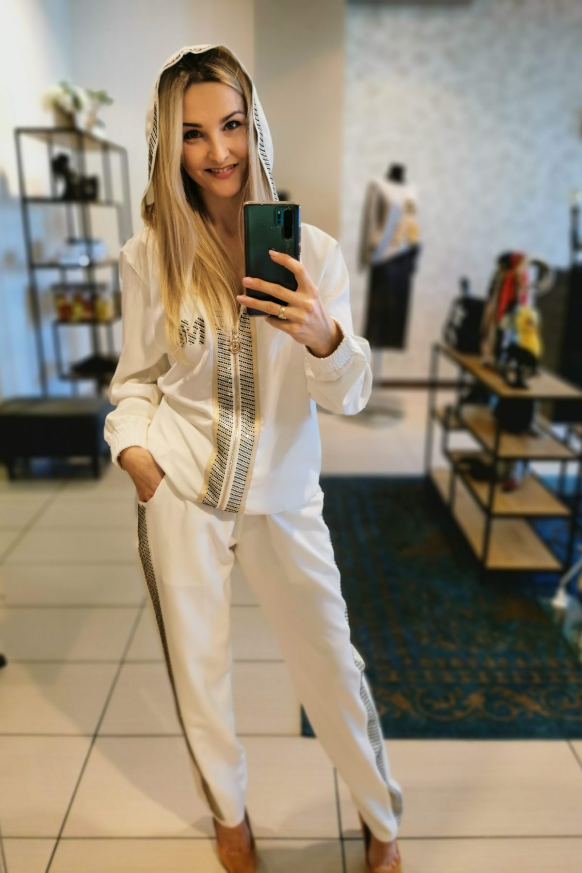 dres z cyrkoniami, elegancki dres, biały komplet dresowy, elegancki komplet dresow, biały elegancki dres