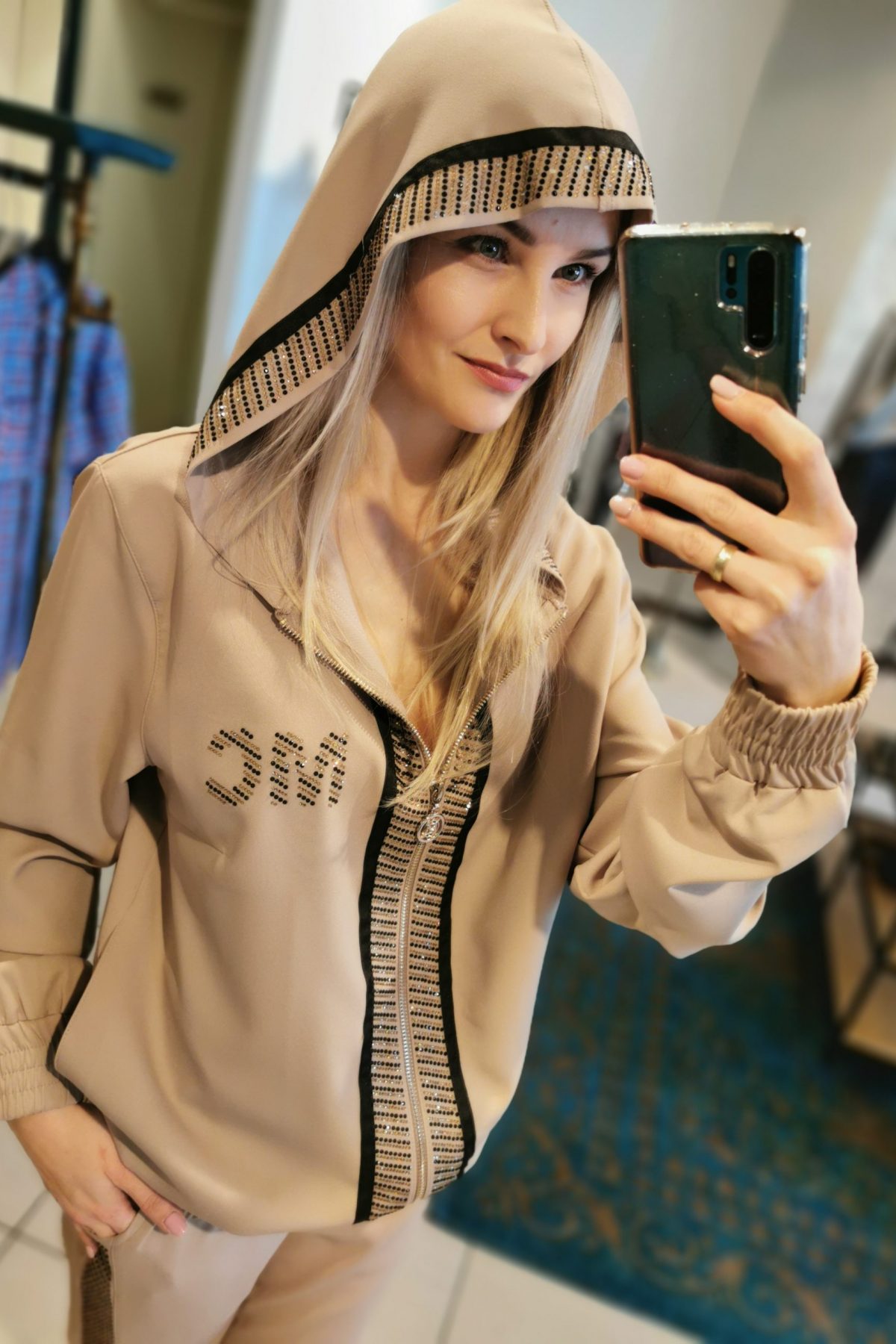 dres z cyrkoniami, elegancki dres, beżowy komplet dresowy, elegancki komplet dresowy