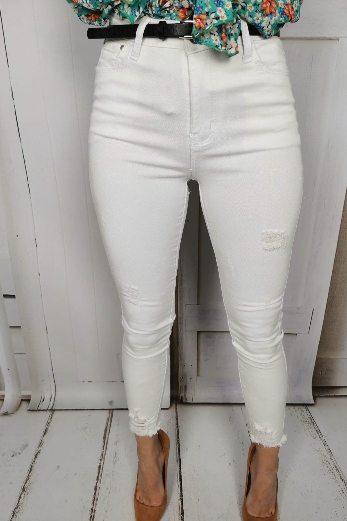 białe spodnie, białe rurki, białe dżinsy, białe jeansy z dziurami