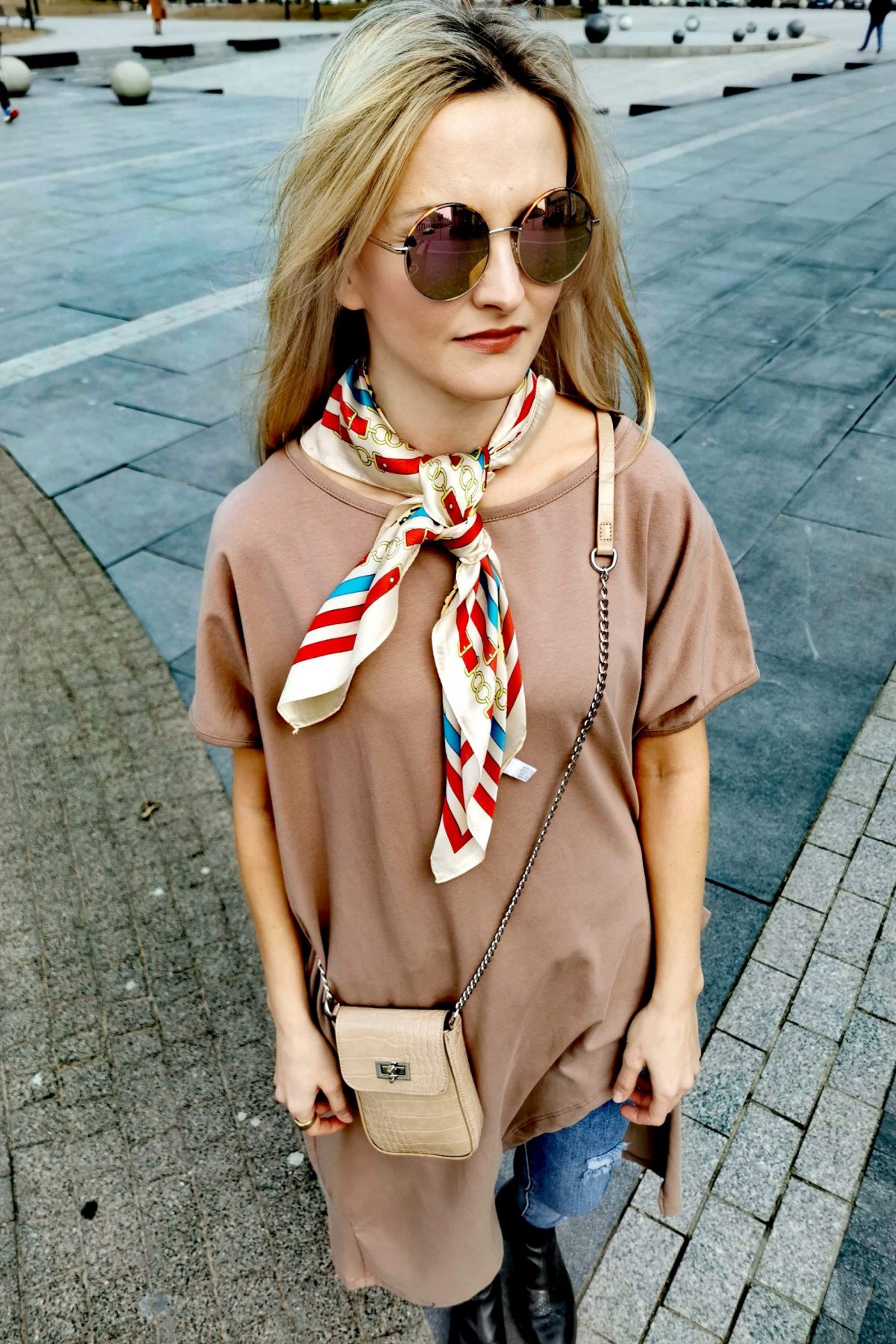 tunika długa, bawełniana tunika, tunika bez aplikacji, długi t-shirt, wiązana tunika, tunika wiązana na sznurek, beżowa tunika, beżowy długi t-shirt